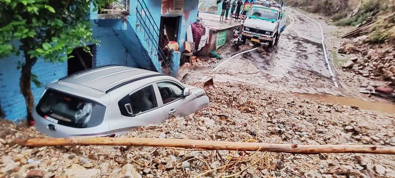 उत्तरकाशी और पौड़ी गढ़वाल में बादल फटने के कारण मूसलाधार बारिश, दो सड़कें बहीं, आवागमन हुआ ठप video