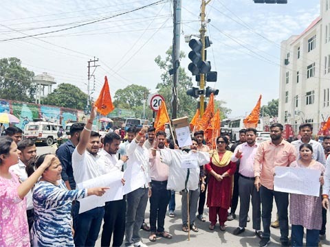 देहरादून के लैंसडाउन चौक पर ABVP ने NTA का पुतला जलाकर सीबीआई जांच की मांग