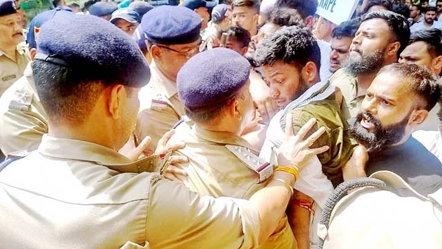 पुलिस कार्यालय पर गरजे छात्र, जमकर हुई धक्कामुक्की; छात्रों को काबू करने पर दरोगा की वर्दी फटी