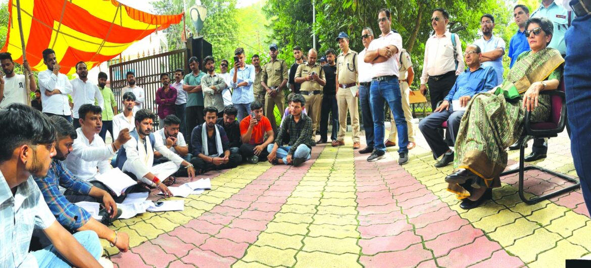 कुलपति व छात्रों के बीच वार्ता विफल, कुलपति के आश्वासन के बाद भी नहीं माने छात्र नेता