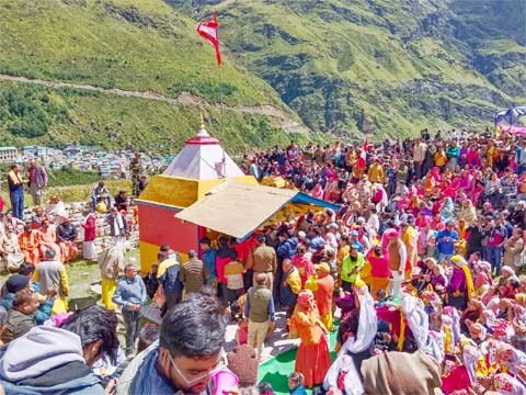 श्री बदरीनाथ धाम में बड़ी संख्या में श्रद्धालु माता मूर्ति मंदिर दर्शन को पहुंचे