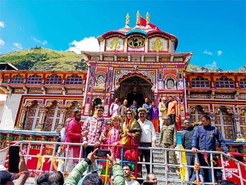 बदरीनाथ-केदारनाथ धाम पहुंची बॉलीवुड अभिनेत्री उर्वशी रौतेला, परिवार संग की विशेष पूजा-अर्चना 