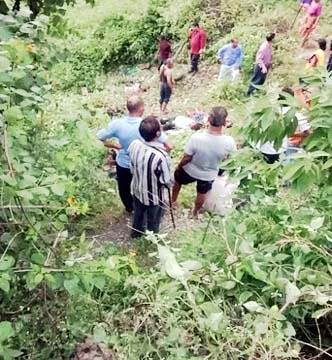 नौगांव में बरातियों को लेकर लौट रही जीप खाई में गिरी, तीन की मौत, 10 गंभीर घाययल