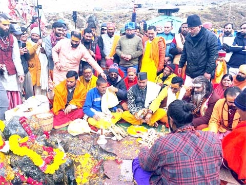 केदारपुरी के रक्षक भुकुंट भैरवनाथ के कपाट शीतकाल के लिए बंद हो गए हैं. भारी संख्या में श्रद्धालु भुकुंट भैरवनाथ मंदिर पहुंचे, video