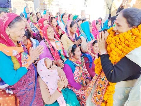 भाजपा प्रत्याशी आशा नौटियाल ने बसुकेदार तहसील के गांवों का भ्रमण कर मांगा समर्थन