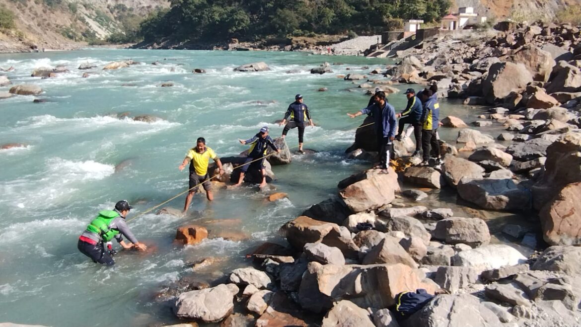 ऋषिकेश-फूलचट्टी गोल्फ रैपिड के पास नदी के बीच फंसे 3 युवकों को SDRF ने किया रेस्क्यू