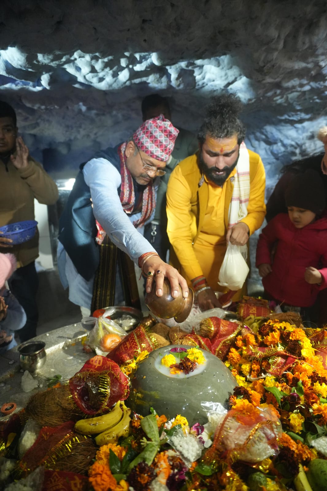 सौरभ थपलियाल ने लिया टपकेश्वर महादेव का आशीर्वाद