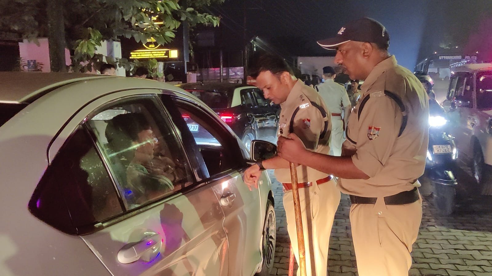 वीकेंड पर दून पुलिस का ‘नाइट स्ट्राइक’ अभियान, 500 से अधिक लोगों से पूछताछ