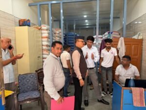 चीनी के बढ़ते दामों पर प्रशासन सख्त, देहरादून में दो दर्जन से अधिक थोक विक्रेताओं के प्रतिष्ठानों पर छापेमारी