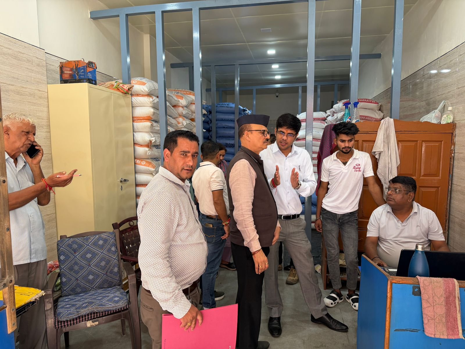 चीनी के बढ़ते दामों पर प्रशासन सख्त, देहरादून में दो दर्जन से अधिक थोक विक्रेताओं के प्रतिष्ठानों पर छापेमारी
