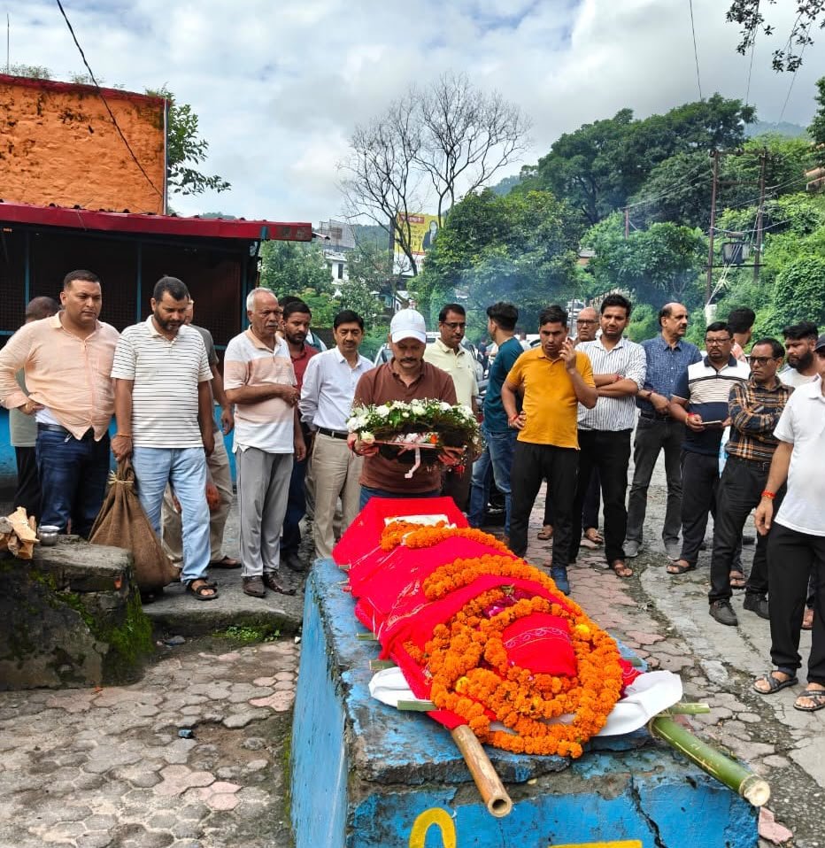 जिला सूचना अधिकारी गिरिजा शंकर जोशी को दी गई अंतिम विदाई